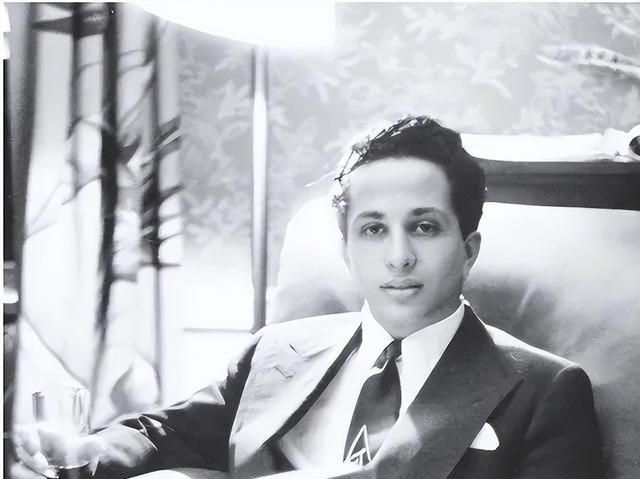 1958年，23岁的伊拉克国王费萨尔二世被处决，他的双脚被砍掉，衣服也被扒光，只