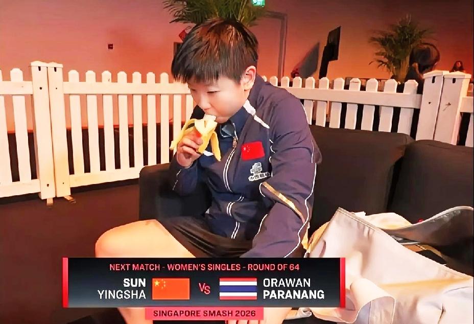 后场中的莎莎好可爱，
吃个香蕉都那么可爱。

穿着小黄鞋后场的莎莎，
乖乖地坐在