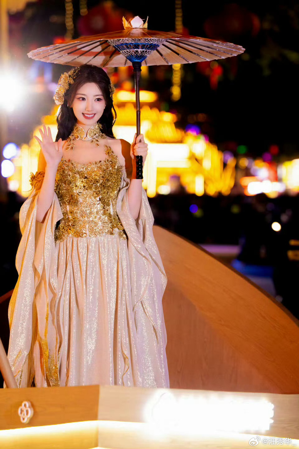 毛晓彤撑油纸伞跳舞谁被昨晚福州三坊七巷的毛晓彤惊艳到！油纸伞一撑，氛围感直接拉满