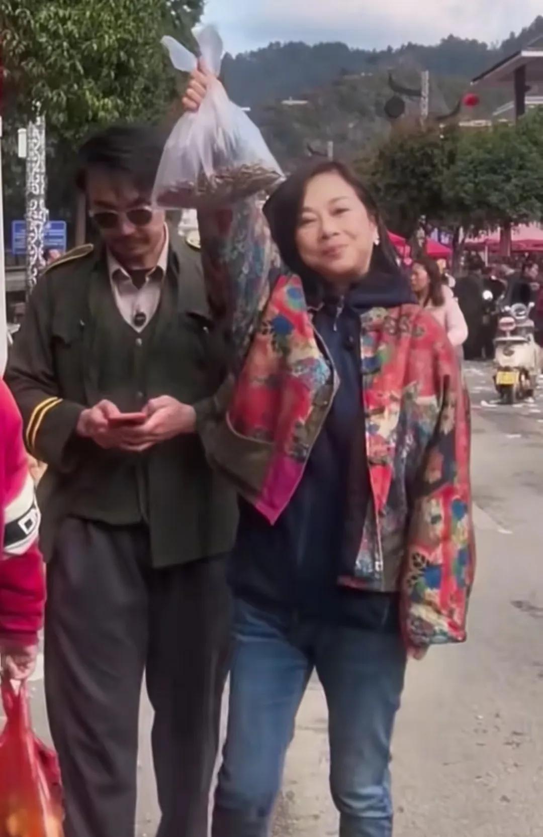 陈松伶夫妇贵州赶大集，两人年龄差距太明显了。
 
两个人很幸福，觉得合适就好。陈