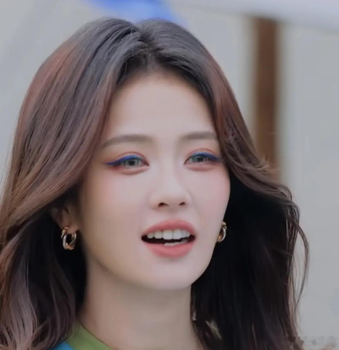白鹿这妆造真的好看吗？颜值和审美都不在线啊