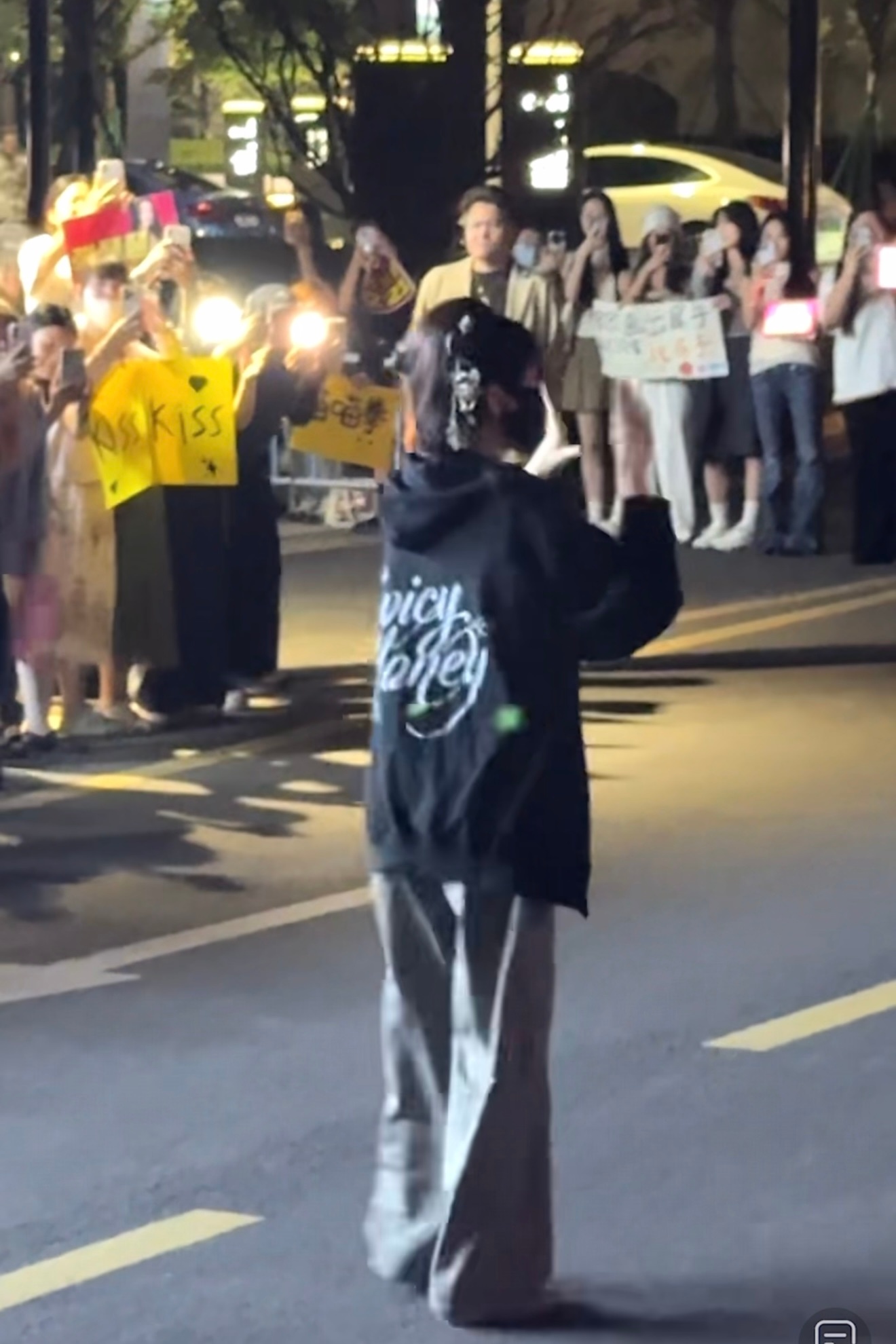 今天又穿了上海限定卫衣 本来我早就可以穿上同款的 你欠我的拿什么还？ ​​​