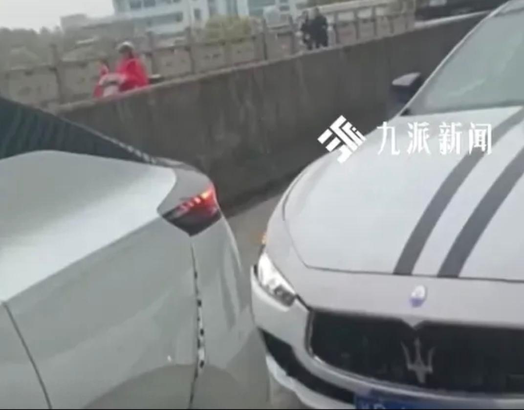 浙江嘉兴，一网约车司机，在行驶中被后方一辆玛莎拉蒂车追尾了，按照常规应该报警处理
