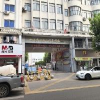 在街道上看到一个小学，名称叫“桐城市北街小学集团校龙眠路校区”。小学也上升到办学