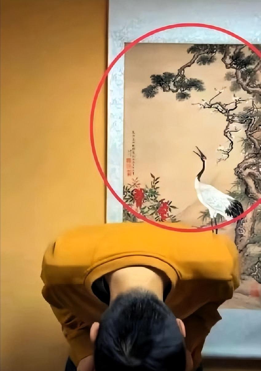 道歉视频背景墙上那幅画，把陈宇昕的“悔过”底裤扒了个干净！

陈宇昕第二次道歉视