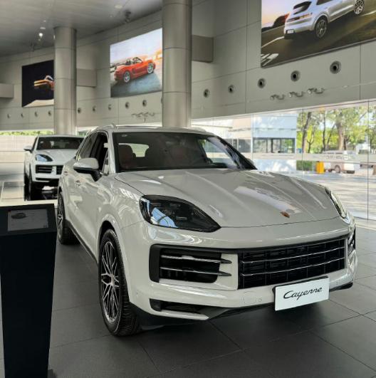 最近推出的26款保时捷卡宴多出了全新的哑灰色外观以及树莓紫的内饰。
该说不说，内