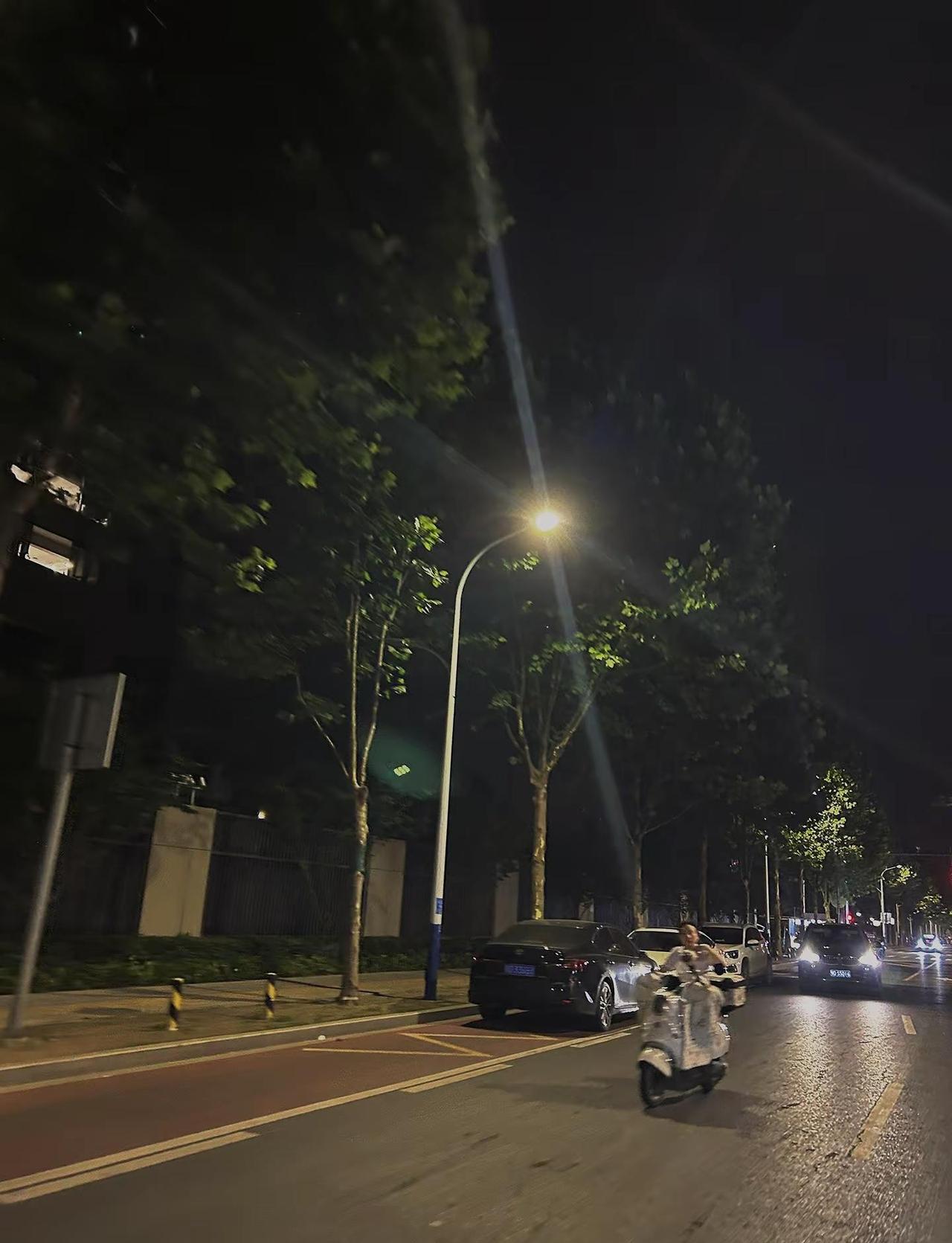‘‘又是一天，把时间卖给了工作，把精力耗给了通勤，只有这一刻，晚风属于自己的…’