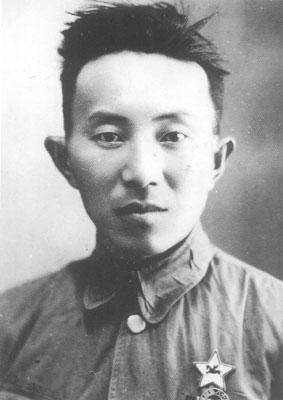 毛主席的个子算是比较高的。但长罗瑞卿的个子比毛泽东还高1厘米。毛主席发现了这一点