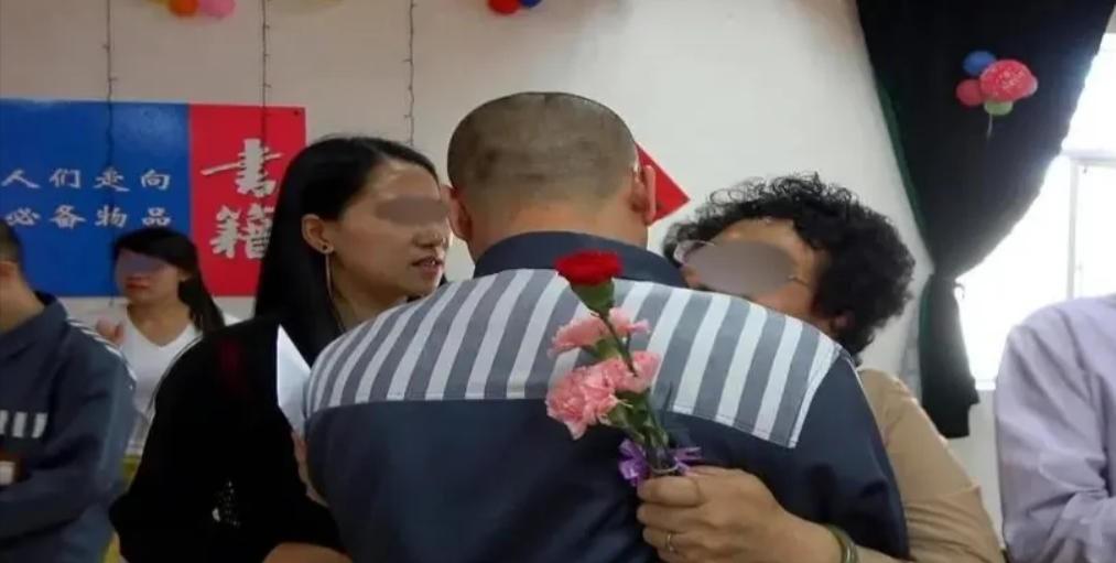 2019年，云南小伙第六次入狱后，不禁引起了狱警的注意，狱警疑惑地问小伙子：“1