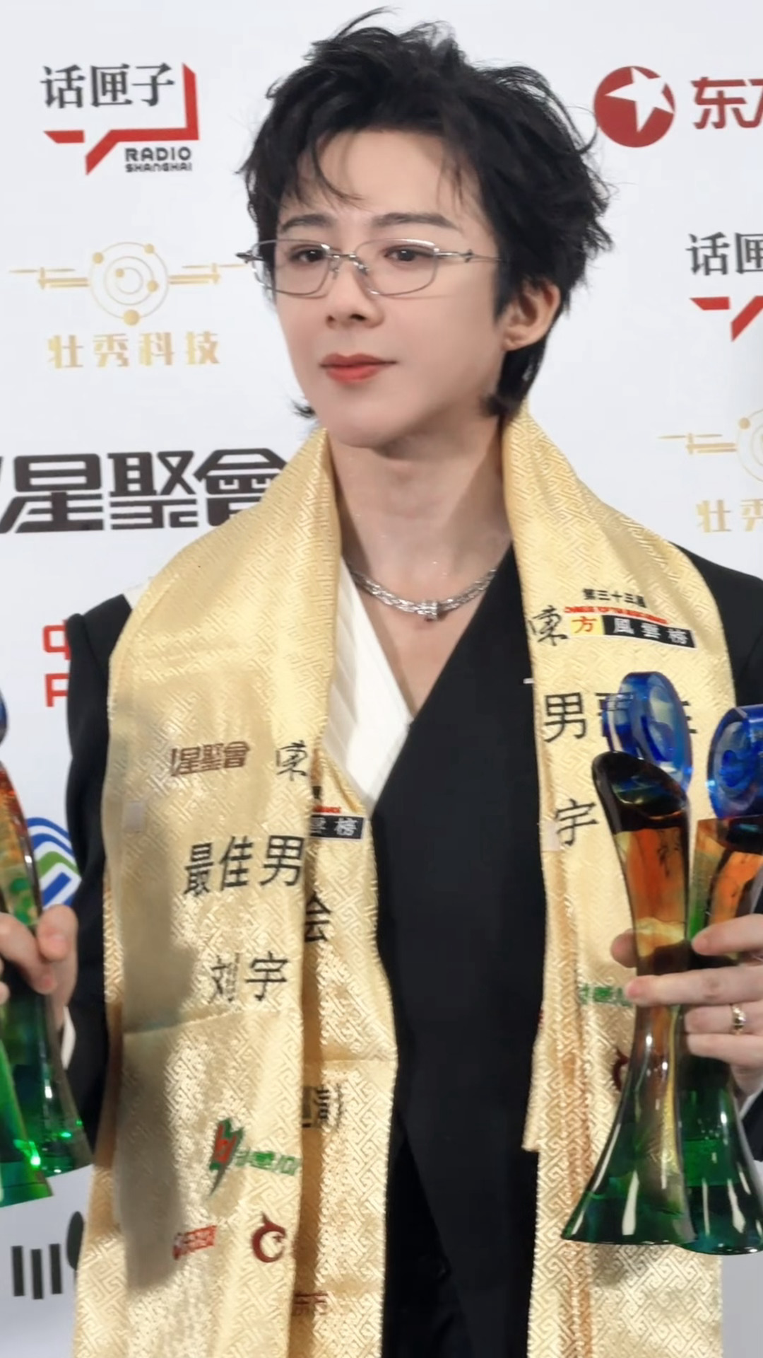 拉近镜头，好有冲击力的帅哥啊刘宇宁东方风云榜 /刘宇宁