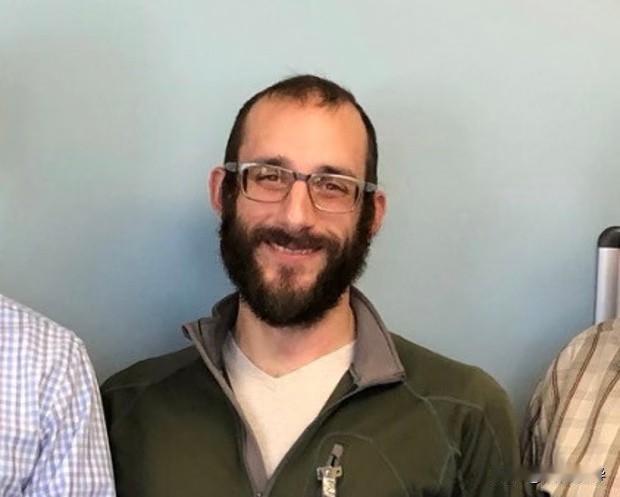 面对美国，和面对伊朗，很多人采取双标态度，比如伊朗群众被伊朗执法人员处决，那就是