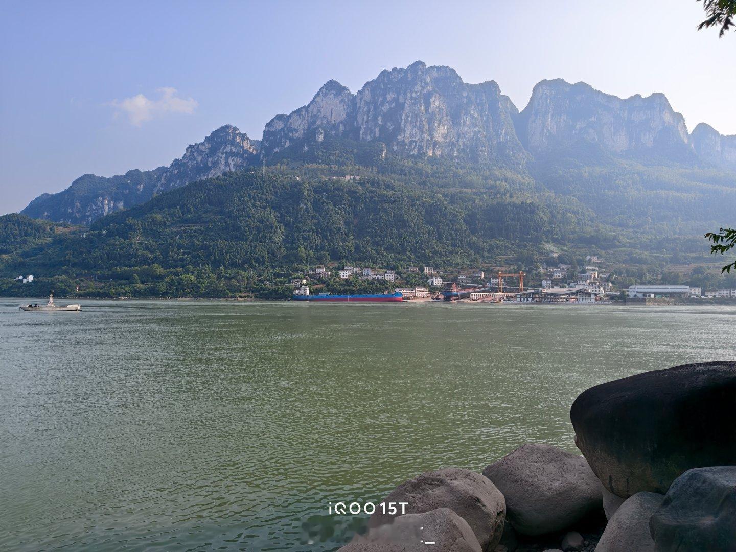 漫步长江峡谷，两岸峰峦叠嶂，江面舟行缓缓。iQOO 15T长焦直出，远山层次、江