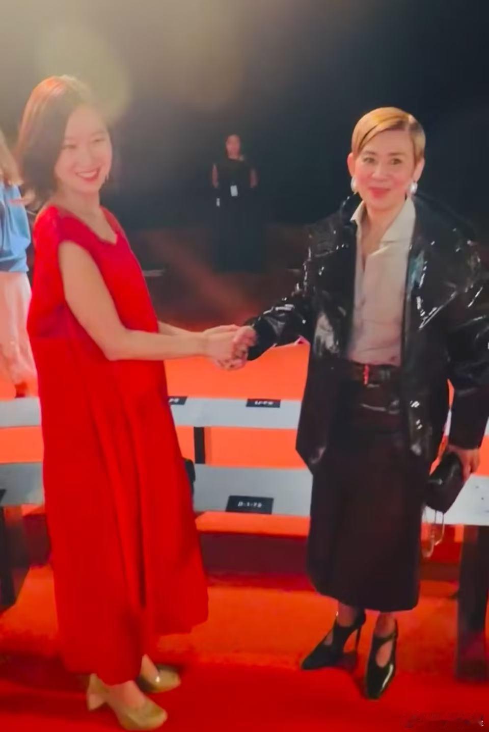 吴君如孔孝真同框吴君如孔孝真同框！吴君如孔孝真握手 ​​​