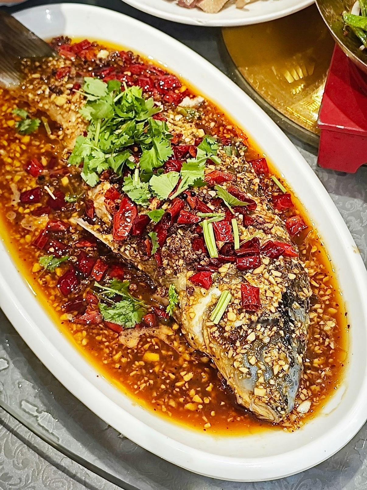 特朗普对鲤鱼宣战我有一计，让特朗普尝尝我们徐州蒜爆鱼，这样他就知道怎么对付鲤鱼了