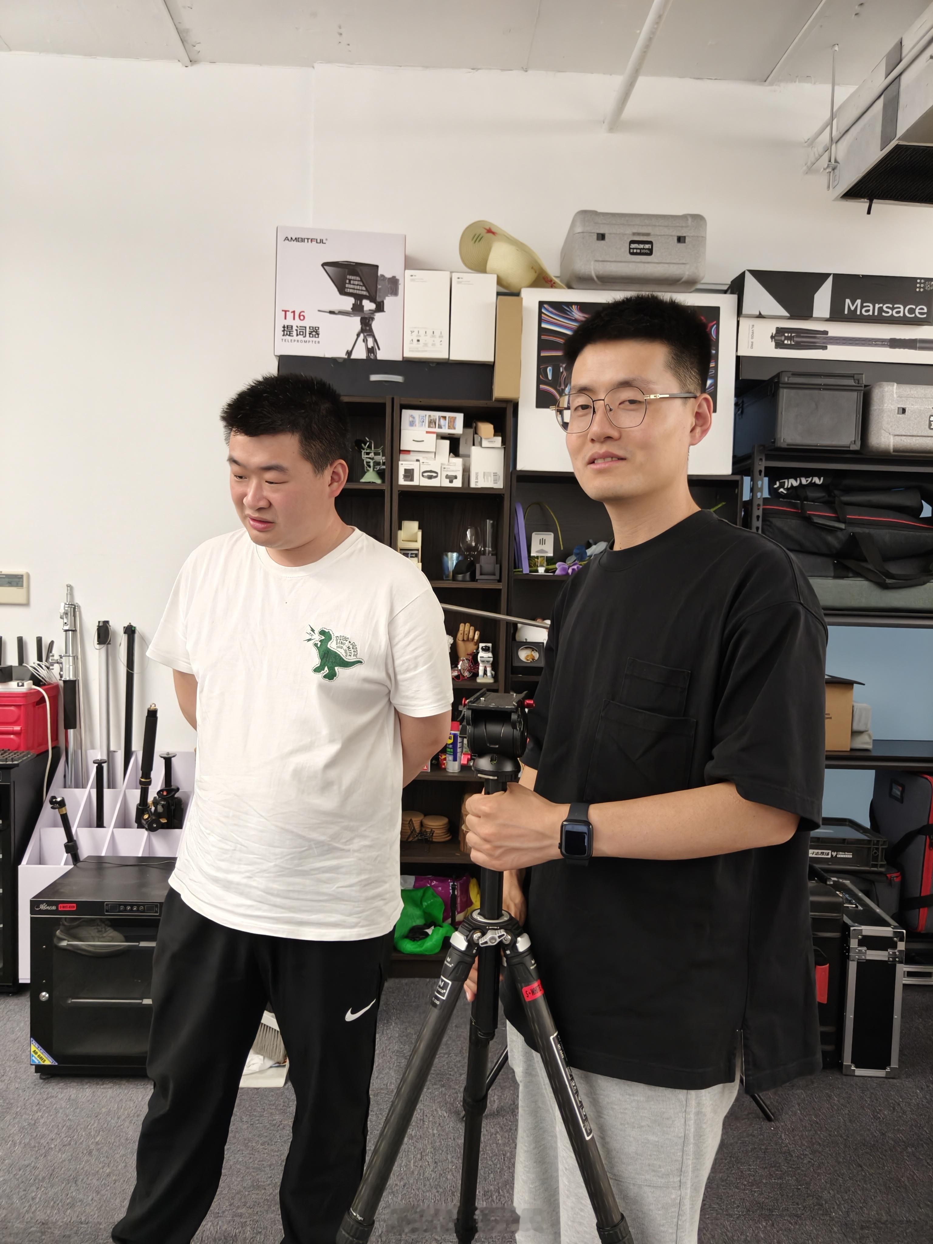 隔壁快飞组团 趁着玩具龙出差还真来偷家了已被我拍照记录下来了