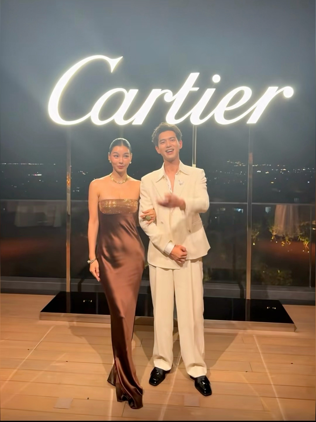 这位挽胳膊小姐姐又又又幸福了李现卡地亚品牌大使 