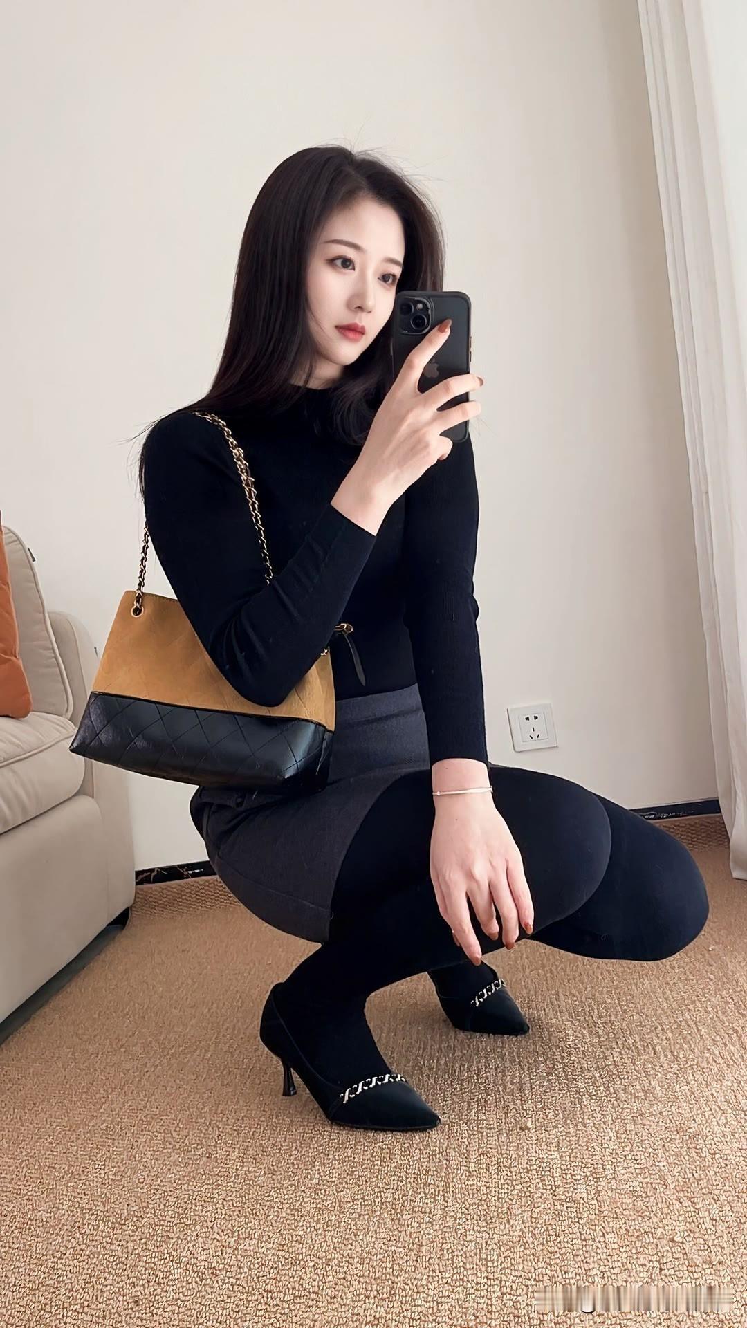 《总有一天我会温柔的看你，不爱爱意也不带恨意》
总有一天，我会看着你，心里既没有