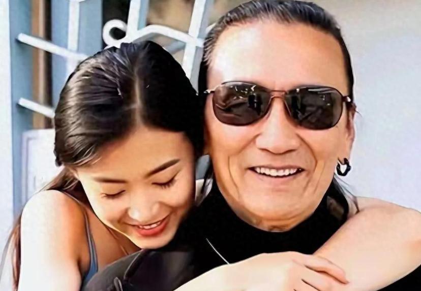 Coco陪谢贤同居整整12年，没领证没生娃，专心伺候他安度晚年，如今41岁独自定
