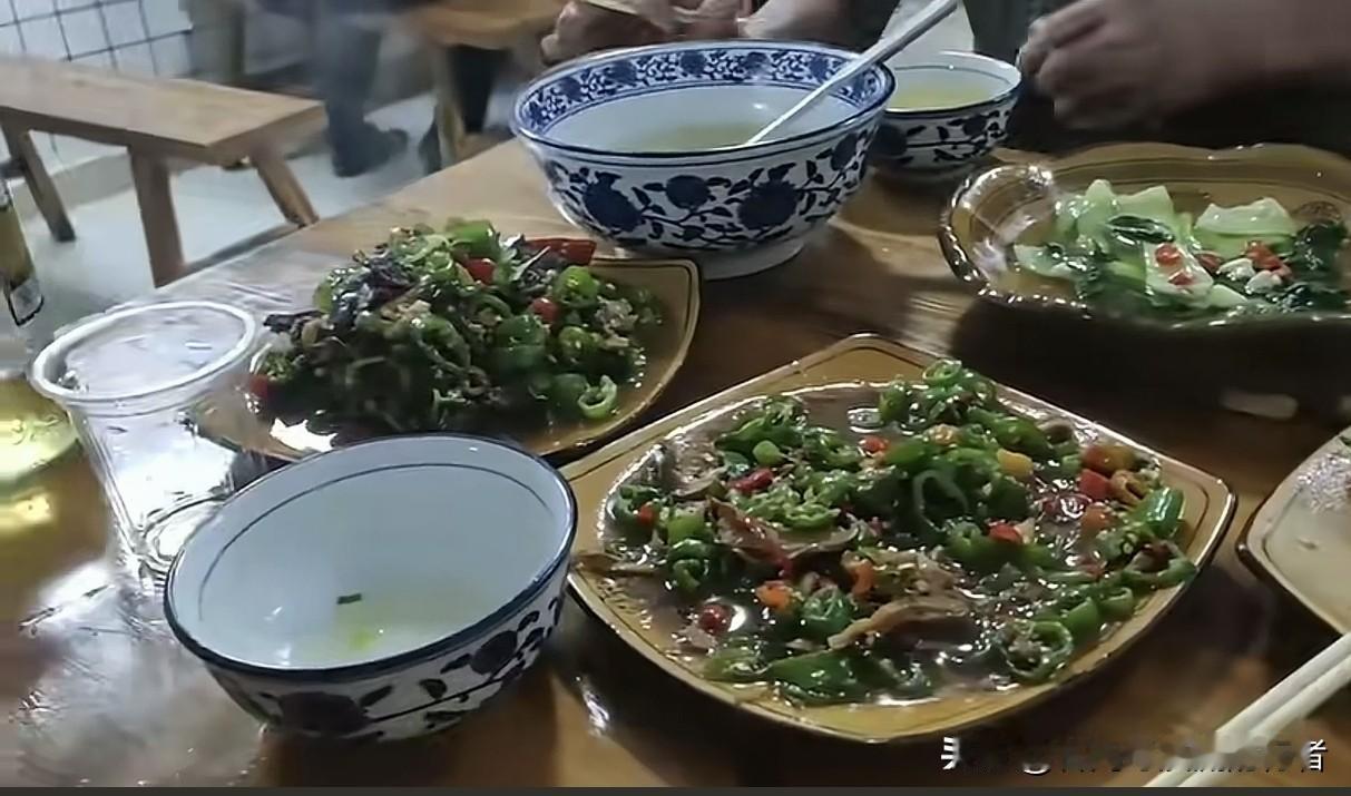 4个人4菜一汤，白酒啤酒管够结账103块！这顿饭廉价吗？
 
 
四个人下馆子，