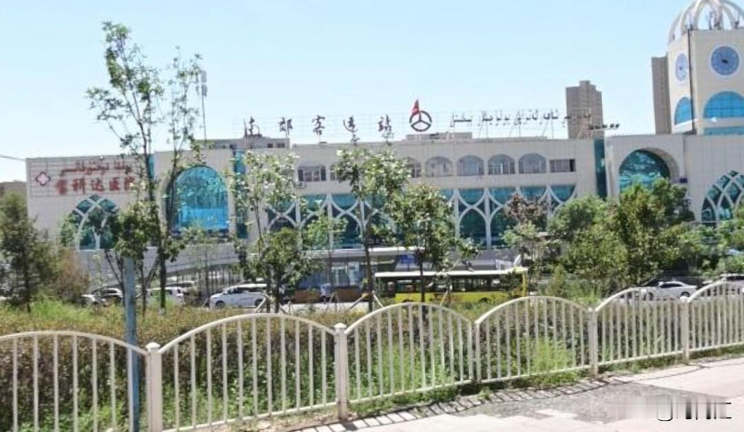 水上乐园一直是市民节假日的首选之地，今年又引进了大熊猫。而这里以前是去南疆的必经