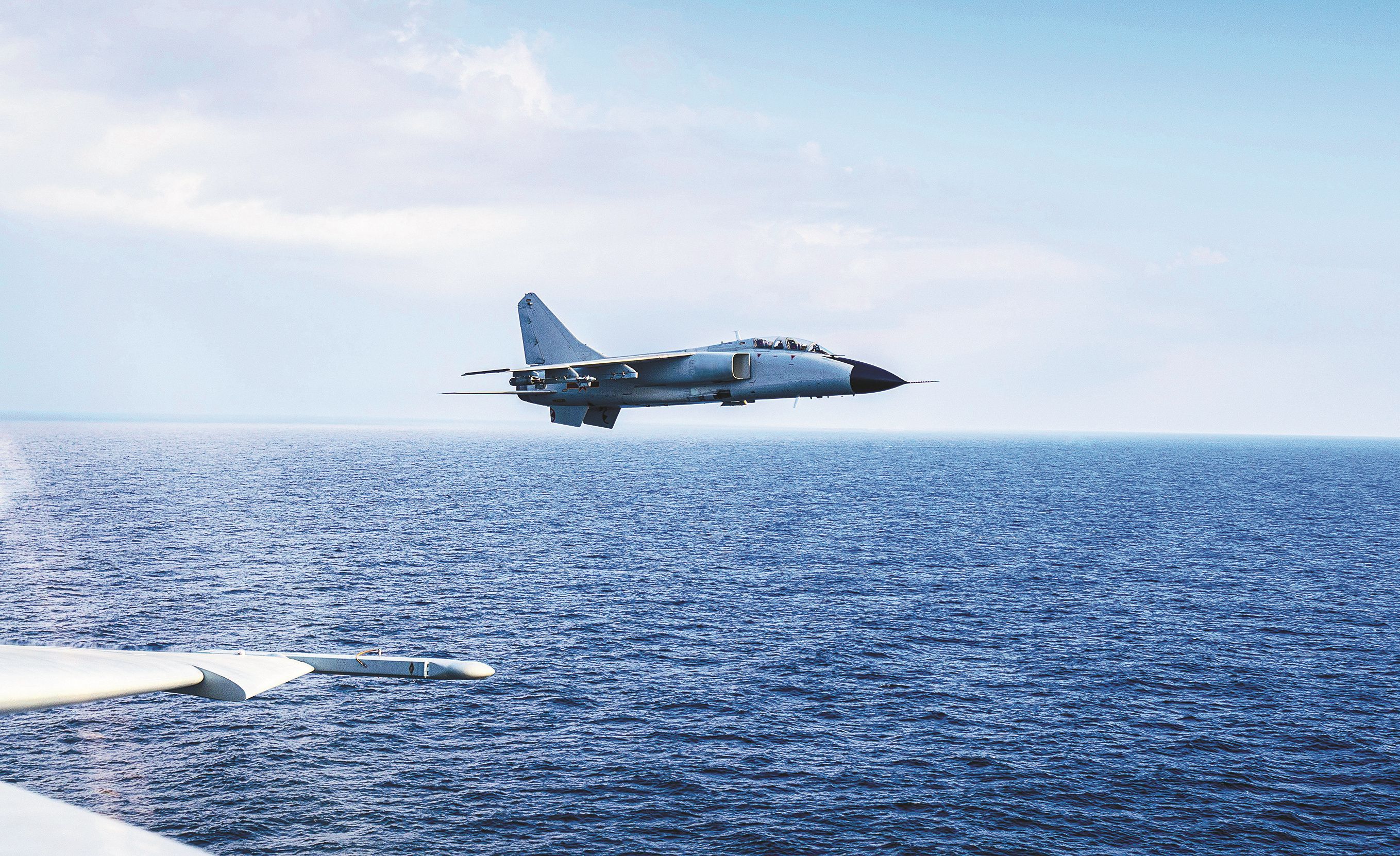 日前，空军航空兵某旅开展海上低空训练。 