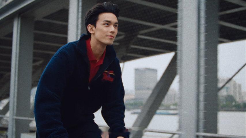 吴磊Burberry新年新年穿搭拒绝千篇一律！红色自带的复古buff，配上少年的