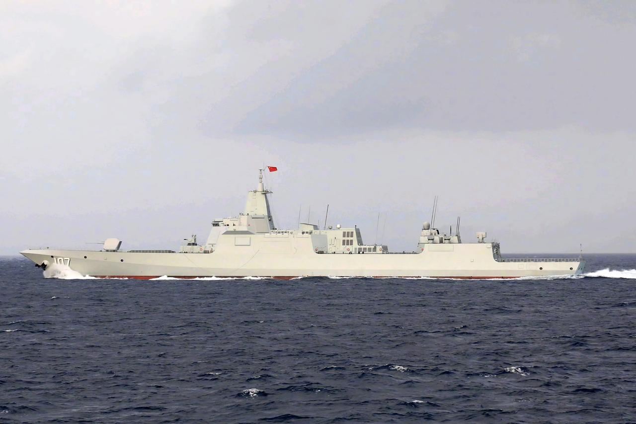中国🇨🇳人民海军055万吨大驱遵义舰高清图，舷号107，海军驱逐舰中的大哥大
