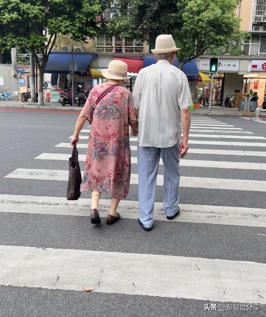 千万别和老人长期住一起，不是不孝，是真扛不住。

我妈搬过来住了八个月。去年摔了