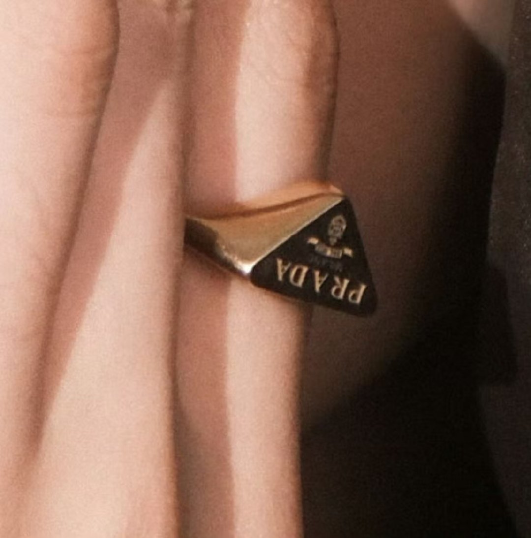 张泽禹戴Prada戒指张泽禹Prada戒指 张泽禹戴Prada戒指 