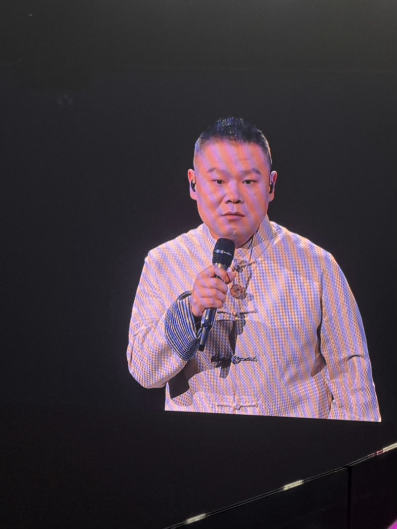 陈晓现身岳云鹏演唱会陈晓现身岳云鹏演唱会，羡慕偶遇的网友！