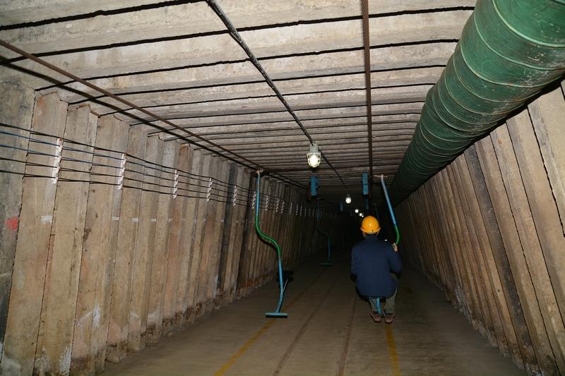 今天从煤矿井下往上走时，看到其他人正坐着猴车（架空人行车）往下。他们头上矿灯散发