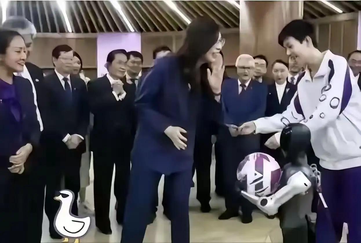 郑丽文太让人吃惊了！

在参观访问清华附中icon的时候，她一激动，直接半开玩笑