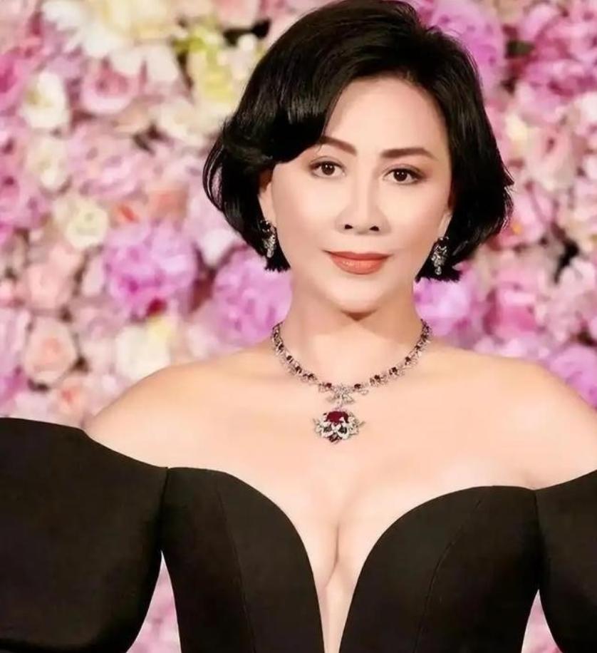 1990年，刘嘉玲被绑架失踪3小时后，失魂落魄地回来说：只抢了一千现金和手表。