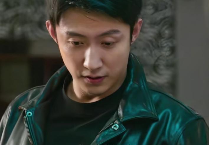 秦枫一脚踹开KTV的门，身后是吓得噤声的众人。
徐家俊那句“床头吵架床尾和”还没