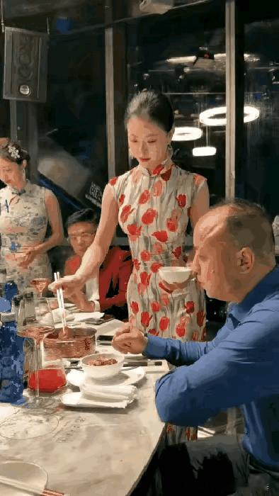 有手有脚的为什么要让女服务员这么伺候？只能说这是旧社会的泛渣再起——太腐朽！
谁