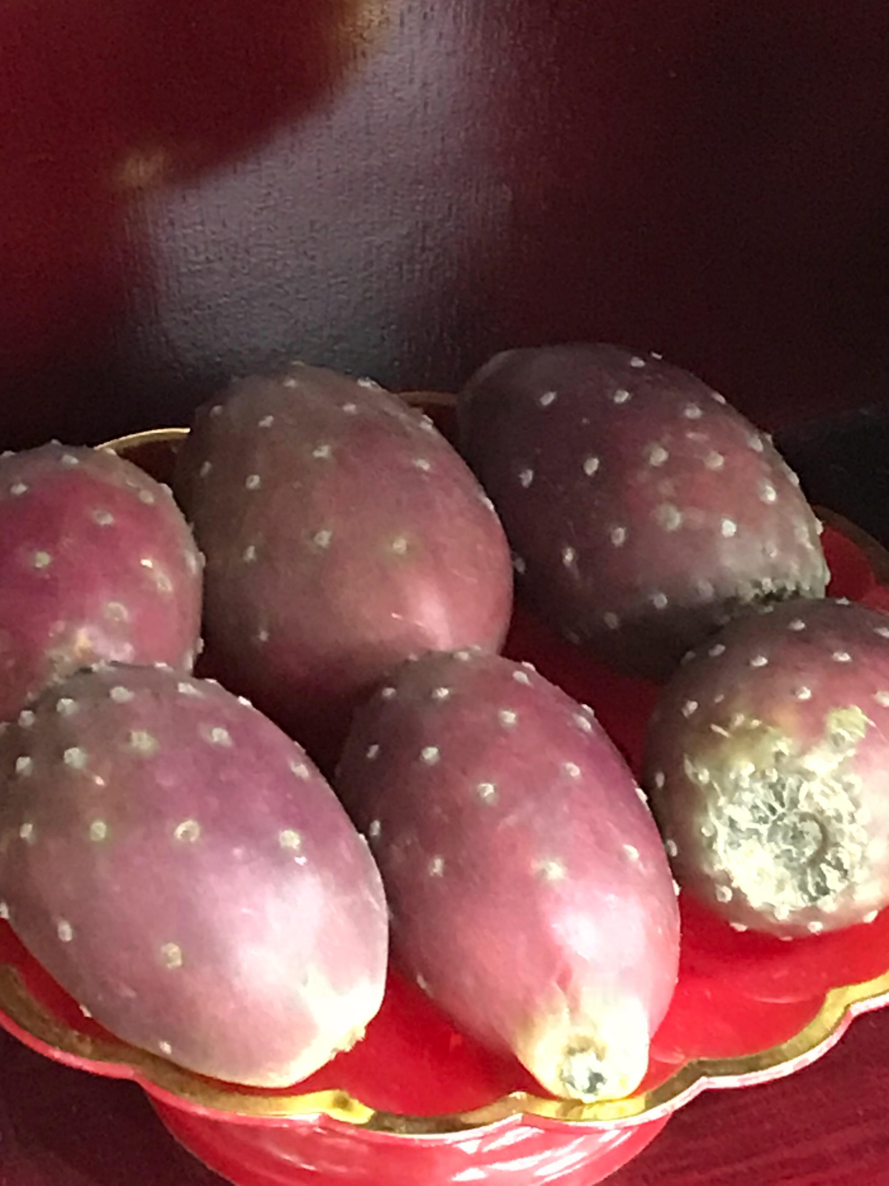 有点搞笑。别人拜关公都是供🍎🍊，咱老板两公婆供的是这玩意。说这玩意更像关公的