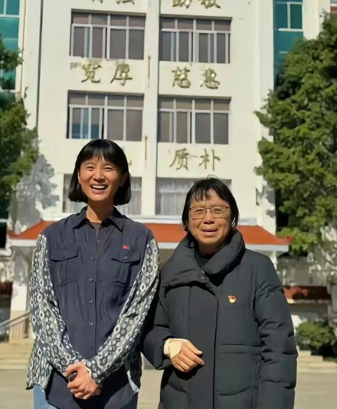 《山花烂漫时》炸了！小宋佳演的张校长，是神还原还是过分夸张？这戏，看的人心潮澎湃