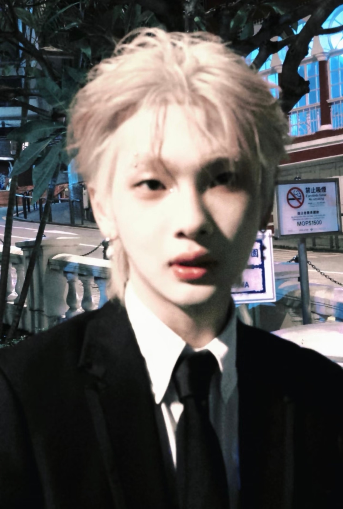 压力大可以看看周震南的毛衣泼水节里毛衣被淋湿也毫不在意，这份不扭捏、不端着的自然