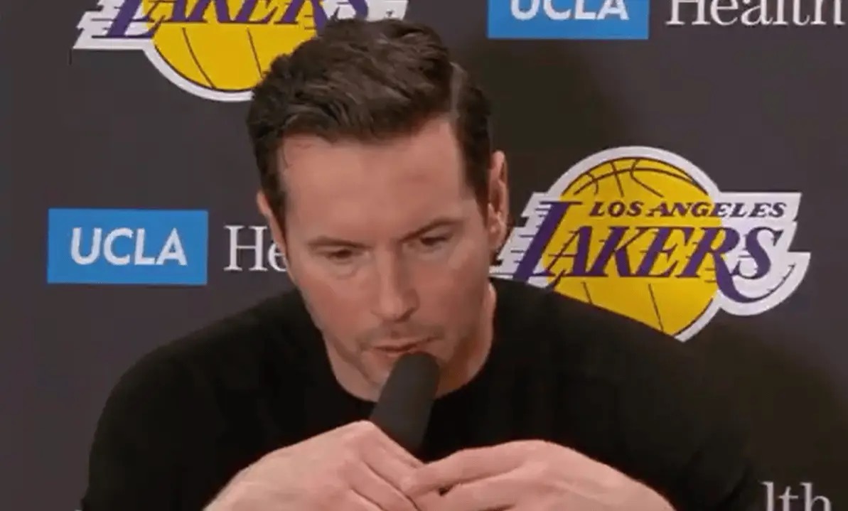 记者：“詹东里三人功能重叠你怎么看？”雷迪克：“赢常规赛已经很难了，赢季后赛、拿