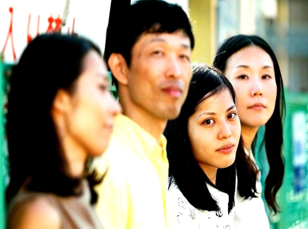 你敢信吗？
一个男高中生，在女朋友家白吃白住了整整七年，连牙刷都插在人家漱口杯里