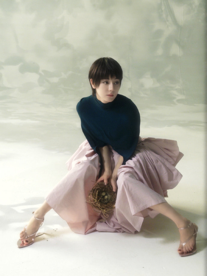 迪丽热巴vs迪丽热巴 迪丽热巴vs迪丽热巴，长发温婉灵动，短发酷飒利落，两种风格