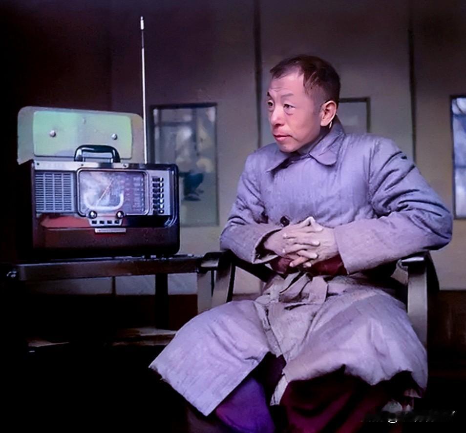 一九五七年，台湾，幽禁期间在听收音机的张学良，时年五十六岁。这可不是演员所扮演的