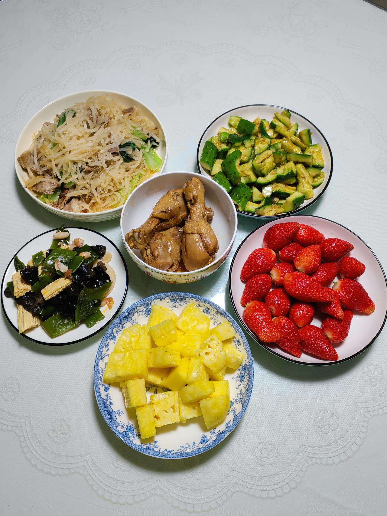 吃饭就不能吃水果？老公这也太霸道了吧！

晚上回到家，我也没怎么炒菜，就是把单位