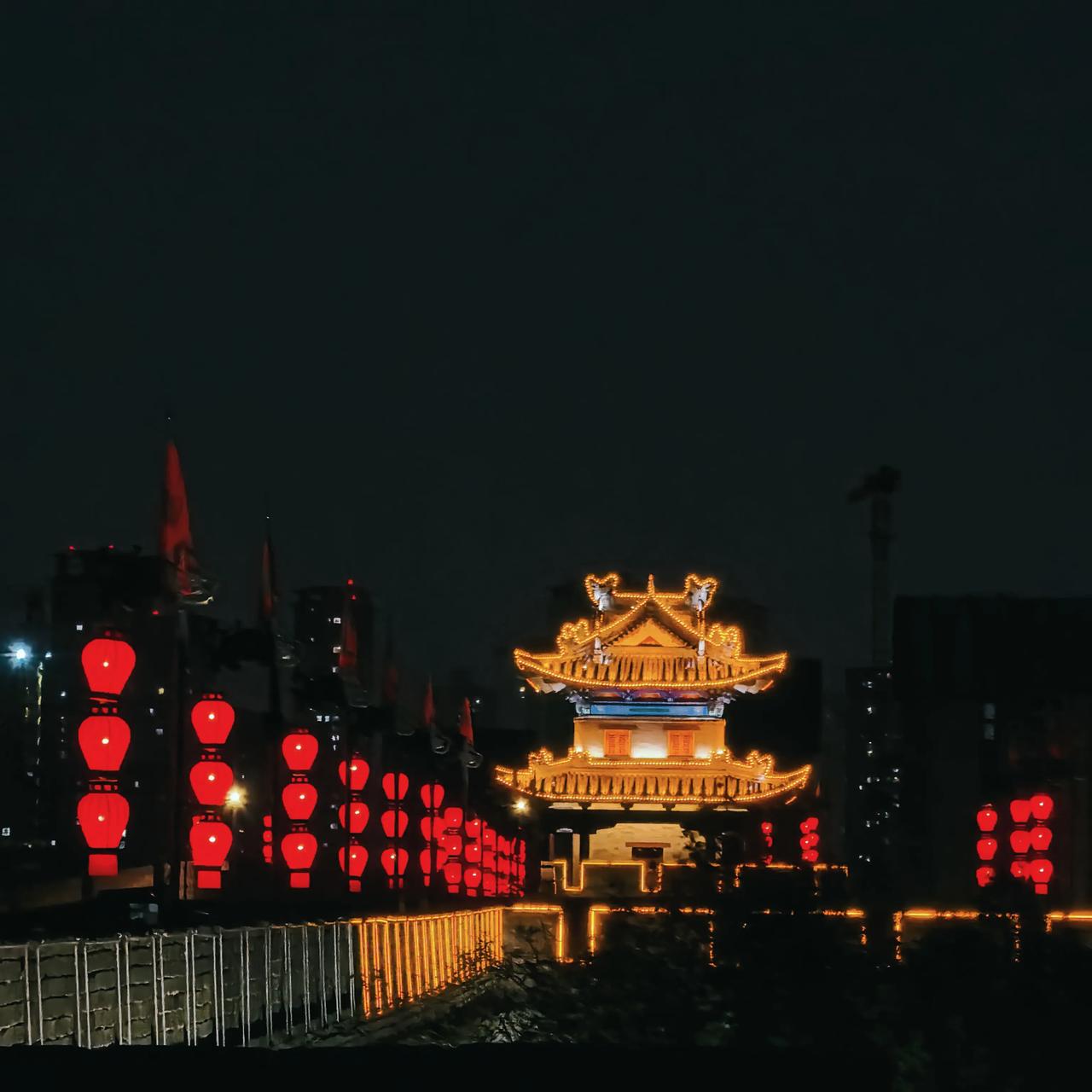 城墙夜景。
西北角，安远门