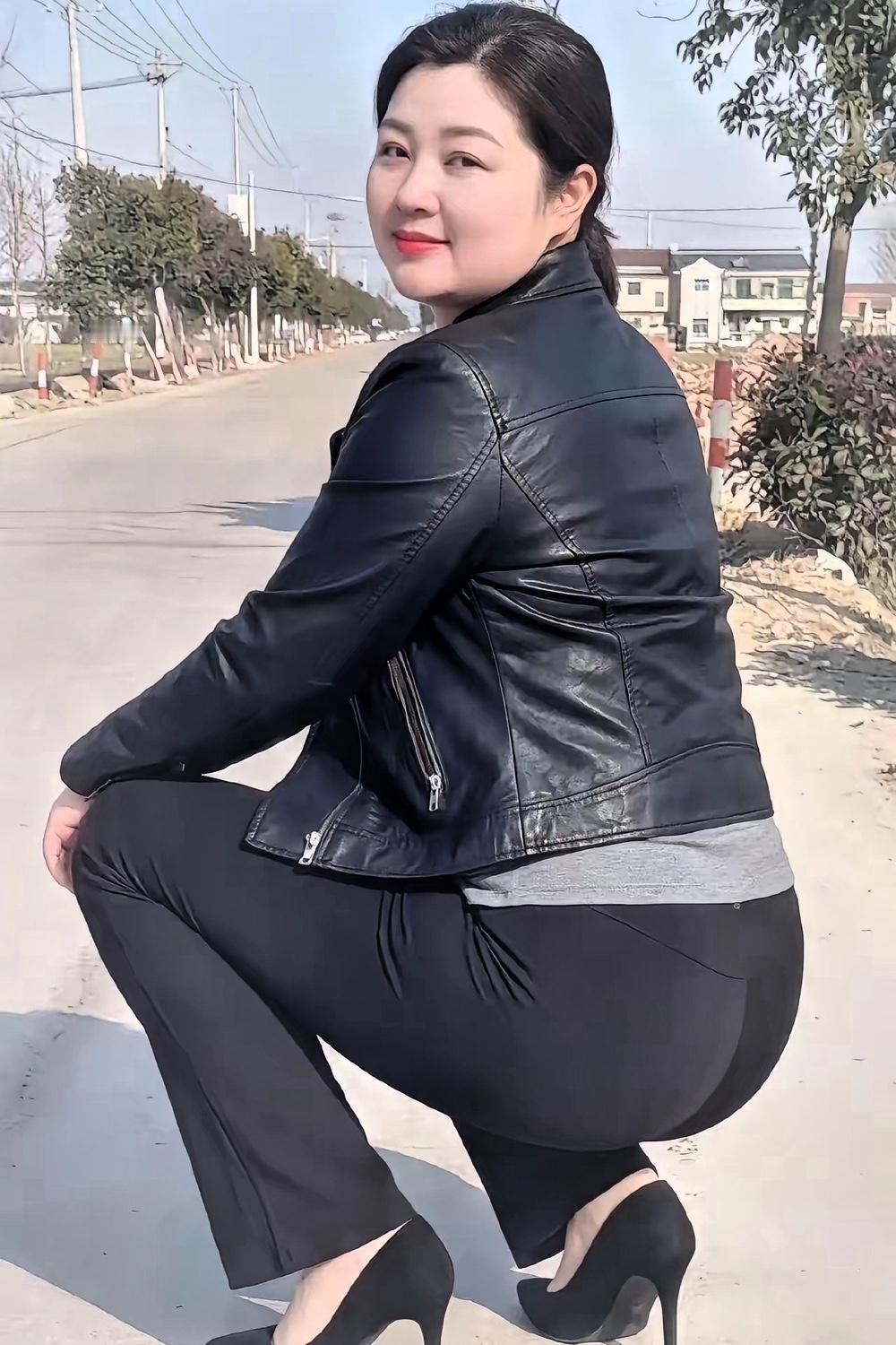 前几天，
与几个老人一起喝酒，
席中听他们闲聊说:
“只要离了婚，人生便如同走在