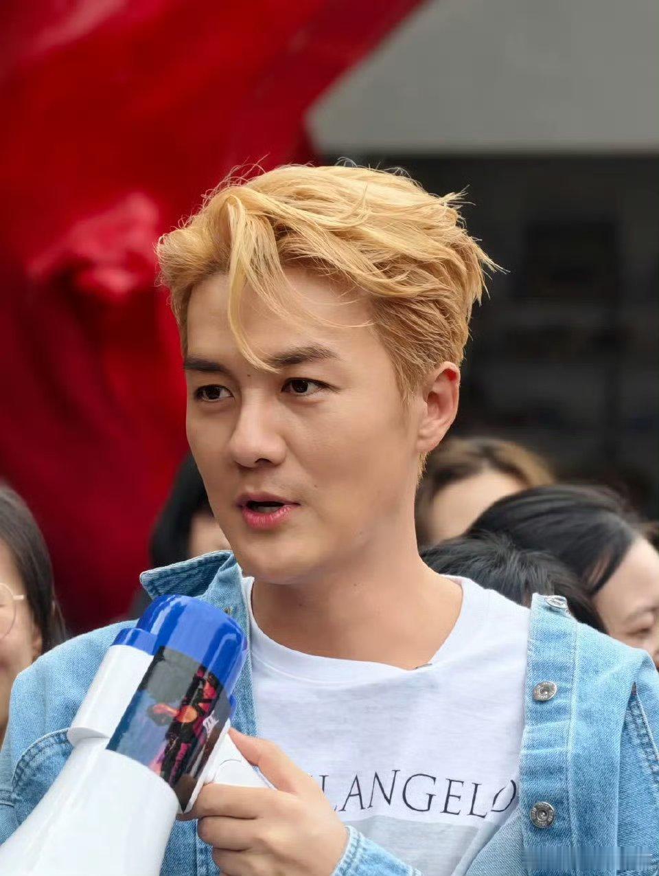 吴克群这个巴士创意挺有意思的 边看风景边听爱情故事很浪漫，公交车变身爱情直播间，