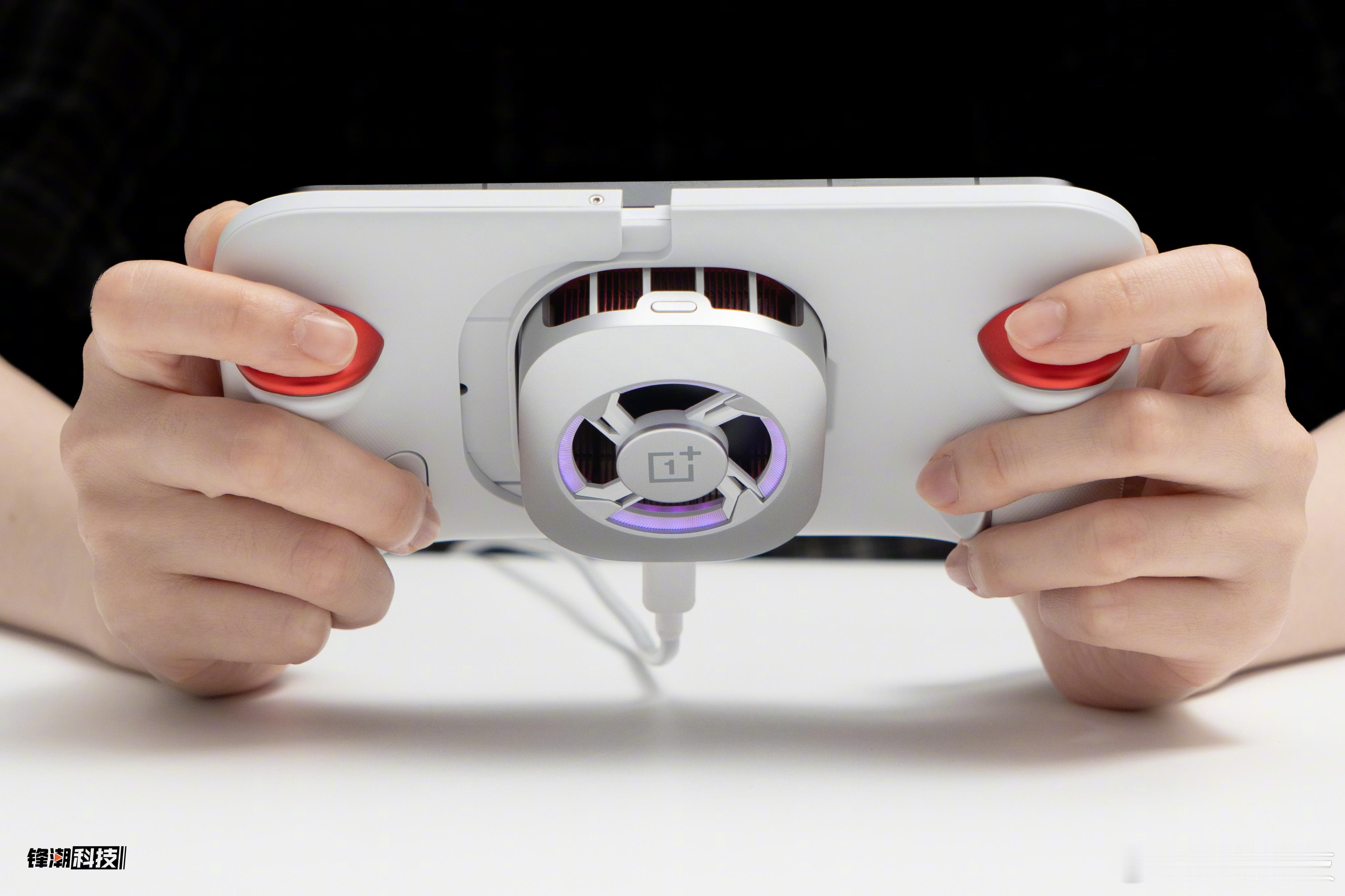 一加Ace 6至尊版有没有加游戏手柄，差别很大！