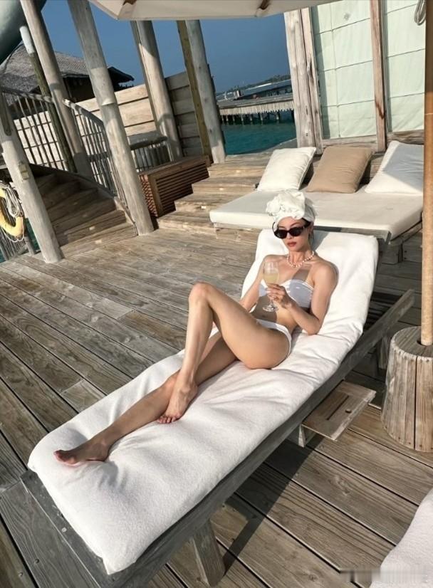 內地女星鍾楚曦因晒出馬爾代夫度假照，意外捲入網絡輿論風波。有網友發現，她入住的正