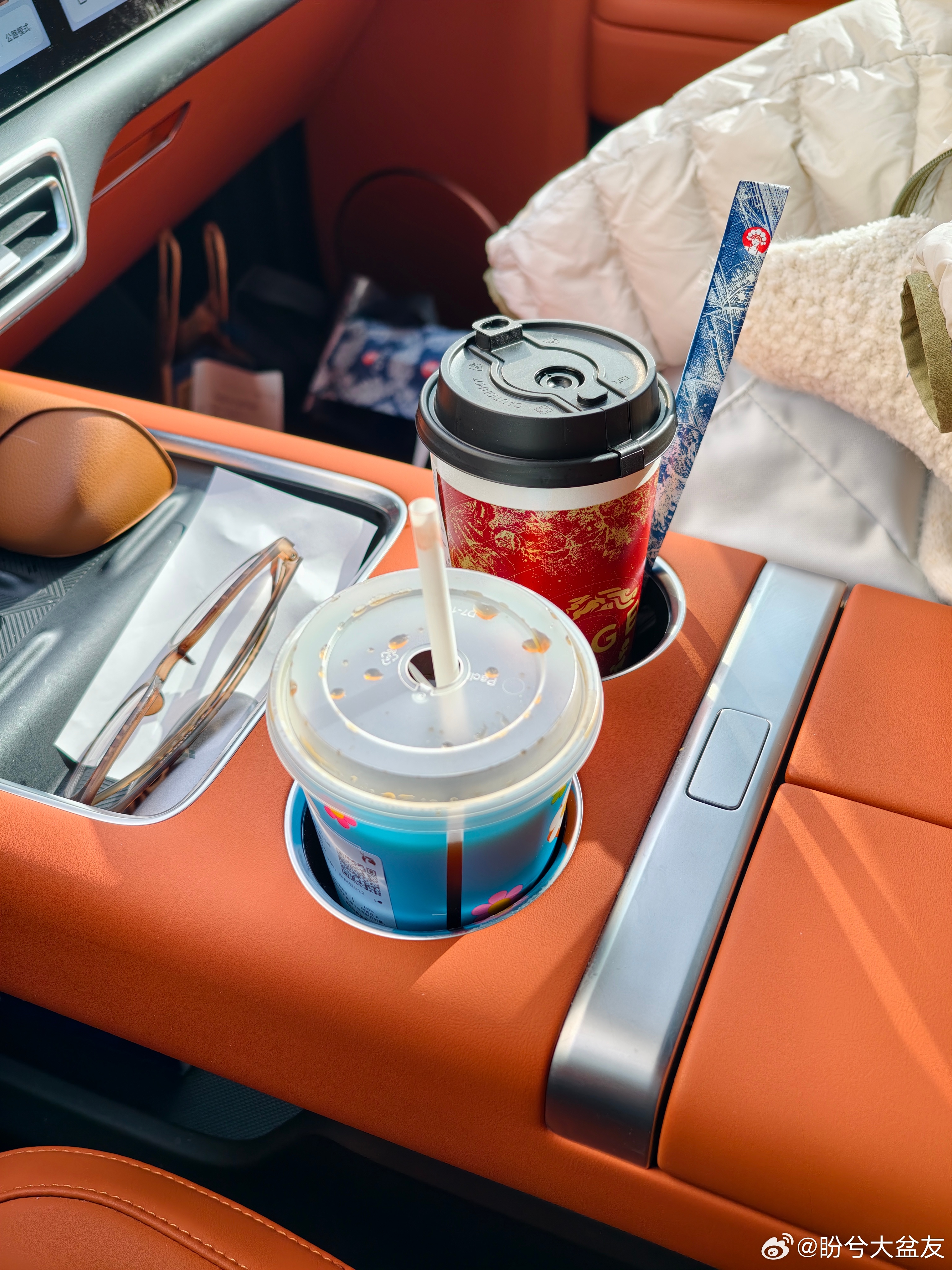 今天又是500多公里，一杯瑞幸美式一杯霸王茶姬没问题吧？ 德令哈