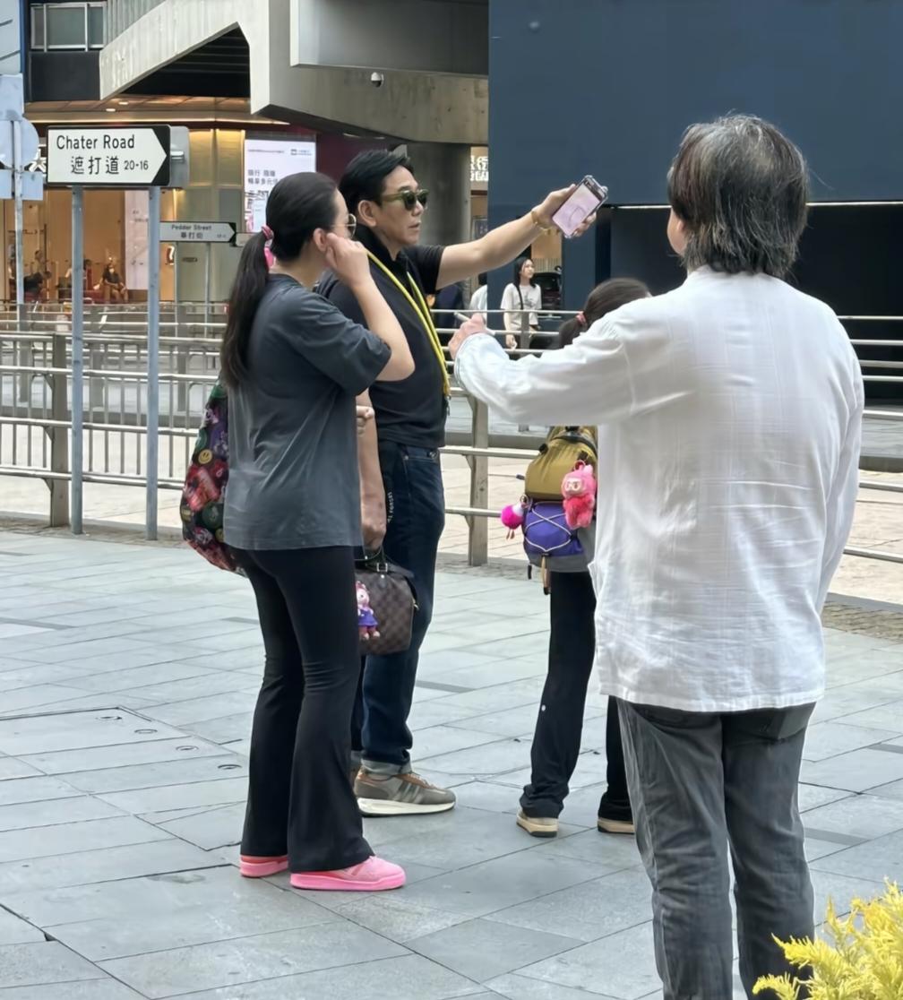 61岁温兆伦和老婆女儿现身香港皇后大道，他们一家三口穿衣打扮朴素。温兆伦的身形肥